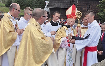 ◄	 Bp Bobowski błogosławi pamiątkowy obelisk z okazji jubileuszu wsi.