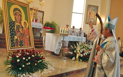 ▲	Biskup Salaterski poświęca ikonę. 