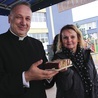 ▲	 Zwyciężczyni licytacji tortu – Joanna Szmuc z ks. Janem Biedroniem i… wylicytowanym ciastem.