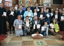 Parafianie z Juszczyny podczas promocji książki pełnej wspomnień z ŚDM w ich parafii.