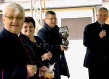 Spotkanie w ogrodach „Arki”. Od lewej: ks. Stanisław Pindera, Ewa Kamińska - wiceprezes stowarzyszenia, Zbigniew Kuźmiuk i ks. Andrzej Tuszyński