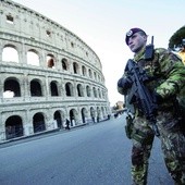 Włochy wyglądają dziś jak oblężona twierdza. Wielu obiektów turystycznych strzegą uzbrojeni żołnierze.