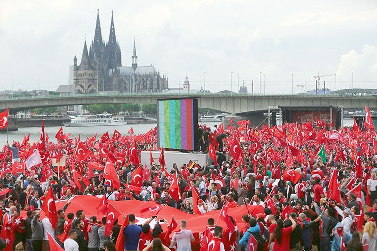 Tysiące mieszkających w Niemczech Turków zgromadził wiec poparcia dla prezydenta Erdogana w Kolonii.