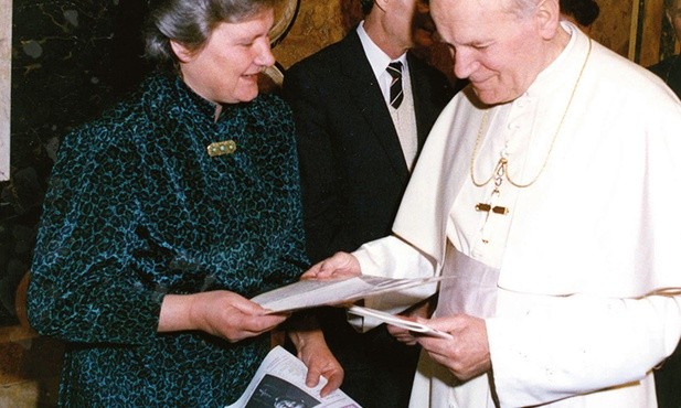 Krystyna Mochlińska rozmawia z Ojcem Świętym podczas spotkania Prymasowskiej Rady Społecznej w 1989 r.
