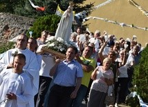 Najwierniejsza grupa parafian odprowadziła figurę Matki Bożej do samochodu. 