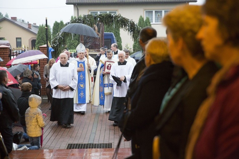 Józefów: Ikona w deszczu i gorące powitanie
