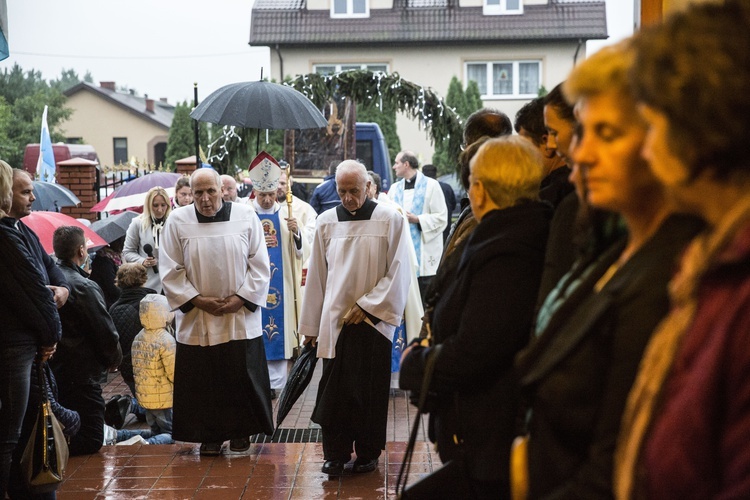 Józefów: Ikona w deszczu i gorące powitanie