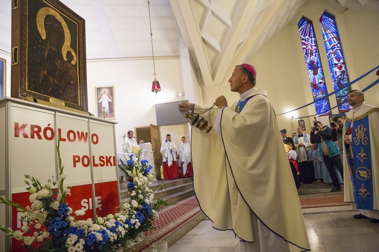 Józefów: Ikona w deszczu i gorące powitanie