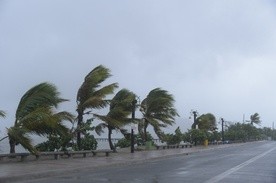 Irma pustoszy wyspy Turks i Caicos i podąża w kierunku Florydy