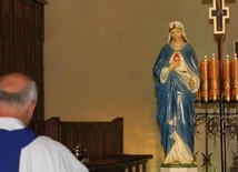 Aktu zawierzenia ks. Jan Rawa i parafianie dokonali przed figurą Matki Bożej.