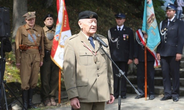 Prezes Władsław Sanetra ze Związku Żołnierzy NSZ zachęcał młodych, by jak partyzanci szanowali Boga, honor i ojczyznę.