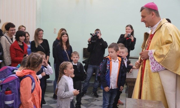 Bp Roman Pindel poświęcił pierwszoklasistom nowe tornistry i przybory szkolne