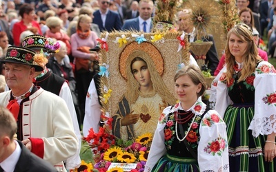 Odpust w Domaniewicach połączony jest z dożynkami. 