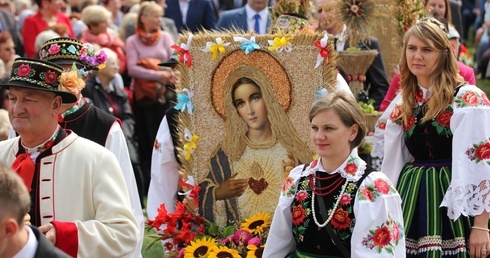 Odpust w Domaniewicach połączony jest z dożynkami. 