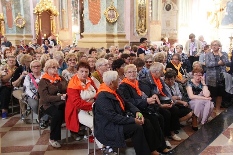 Osoby niewidome i niedowidzące na pielgrzymkę przyjechały ze swoimi duszpasterzami i opiekunami