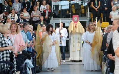 Uroczysta intronizacja Pisma św. - Przywitaliśmy Słowo Boże, jako szczególny znak obecności Pana Boga, które też jest źródłem ewangelizacji - mówi ks. Płusa