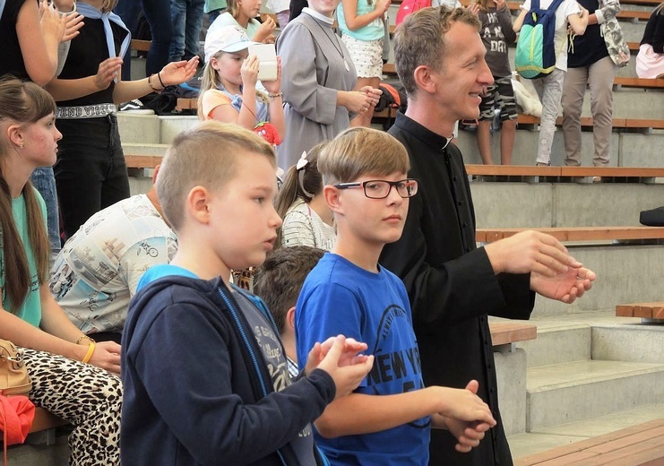 Młodzi w amfiteatrze pod Grojcem w Żywcu 2017