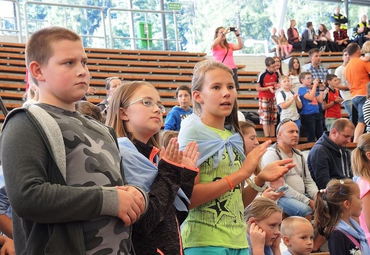 Młodzi w amfiteatrze pod Grojcem w Żywcu 2017