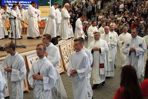 Młodzi w amfiteatrze pod Grojcem w Żywcu 2017