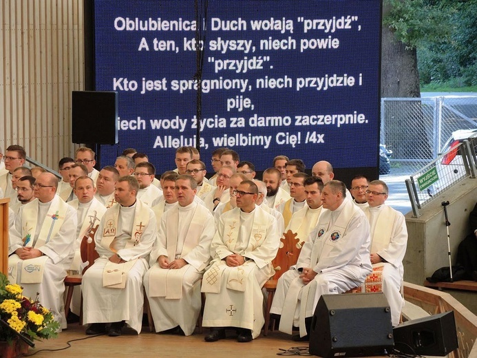 Młodzi w amfiteatrze pod Grojcem w Żywcu 2017