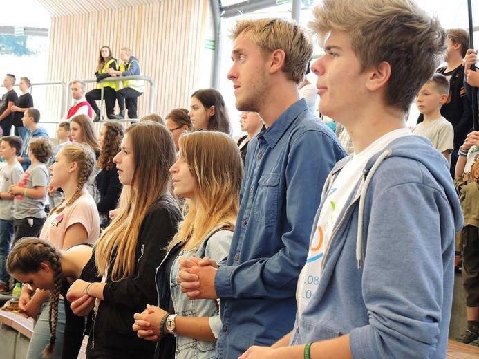 Młodzi w amfiteatrze pod Grojcem w Żywcu 2017