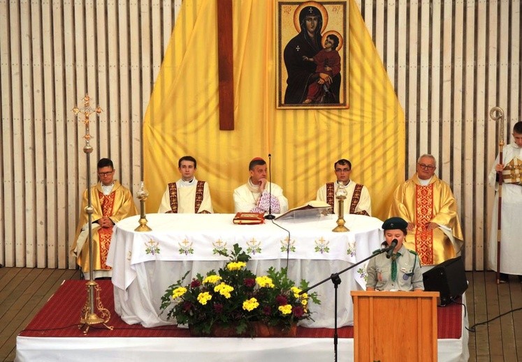 Młodzi w amfiteatrze pod Grojcem w Żywcu 2017