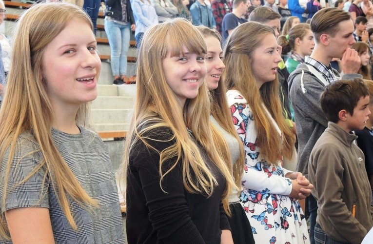 Młodzi w amfiteatrze pod Grojcem w Żywcu 2017