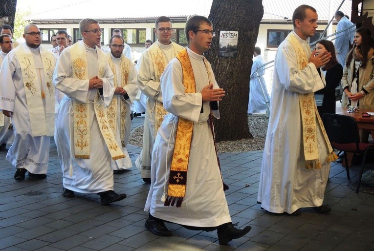 Młodzi w amfiteatrze pod Grojcem w Żywcu 2017