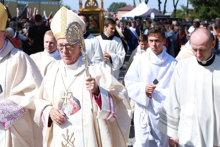 Msza święta, procesja z darami, procesja do kościoła