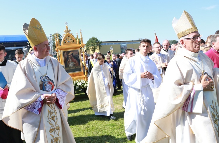 Msza święta, procesja z darami, procesja do kościoła