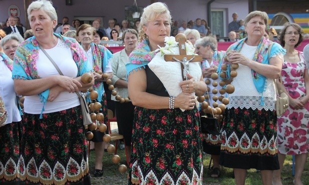 W niewielkiej parafii w dekanacie otwockim działa 27 róż różańcowych.