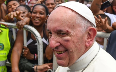 Papież z małymi obrażeniami na twarzy po uderzeniu w papamobile