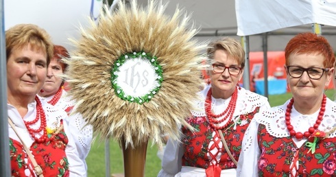 Dożynkowe wieńce często nawiązywały do symboli Eucharystii