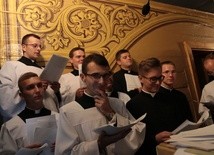 Klerycy zaśpiewali hymn o Matce Bożej