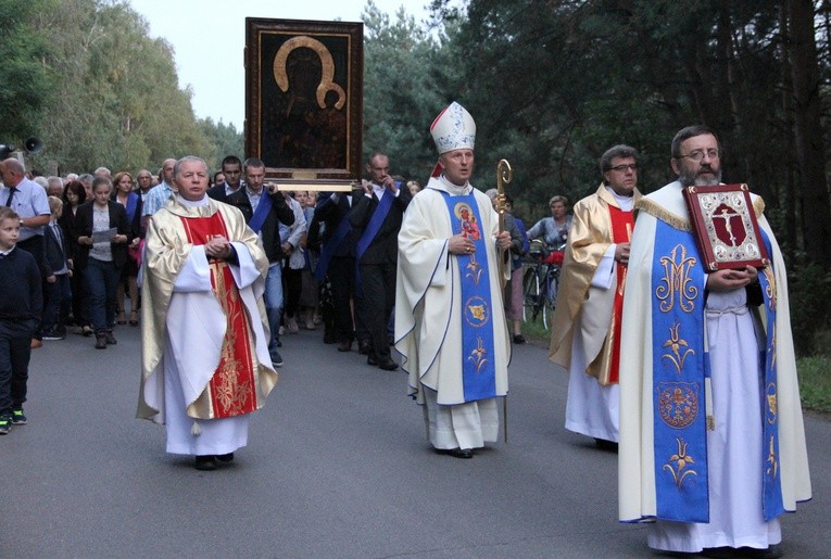 Obraz w procesji przeniesiono do kościoła.