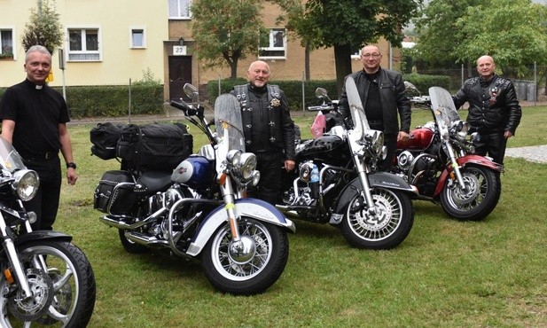 Czterech mężczyzn, w tym jeden ksiądz wyruszyli na motorach do Fatimy.