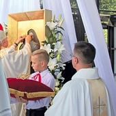 Duchowym darem parafii było powstanie dwóch róż różańcowych. Działa ich tu już 27.