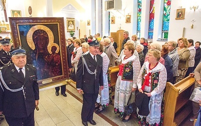 W każdej parafii cudowny wizerunek przebywa  jedną dobę.  Na zdjęciu po lewej: powitanie w parafii Załubice. Powyżej: bierzmowanie w Dąbrówce. U góry: nawiedzenie w parafii w Kuligowie.