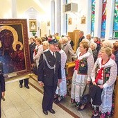 W każdej parafii cudowny wizerunek przebywa  jedną dobę.  Na zdjęciu po lewej: powitanie w parafii Załubice. Powyżej: bierzmowanie w Dąbrówce. U góry: nawiedzenie w parafii w Kuligowie.