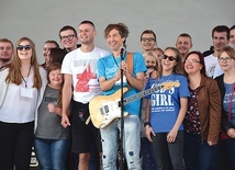 ►	Grzegorz Kloc zaśpiewał piosenkę „Powrót Łazarza” razem z młodymi.
