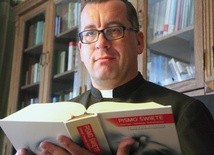 Ks. Piotr Łabuda zachęca także do czytania i medytowania Pisma Świętego według metody: przeczytaj, poznaj, odnieś do swojego życia, pomódl się chwilę i daj Panu Bogu trochę ciszy