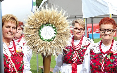 Delegacje w strojach regionalnych przyniosły żniwne wieńce.