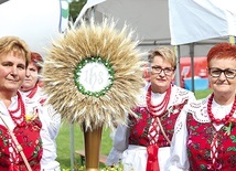 Delegacje w strojach regionalnych przyniosły żniwne wieńce.