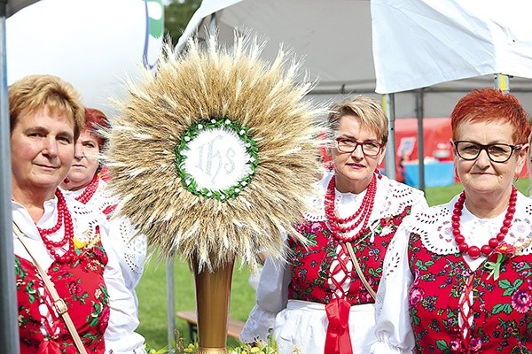 Delegacje w strojach regionalnych przyniosły żniwne wieńce.