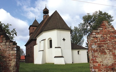 Zabytkowa świątynia w Gliwicach-Ostropie znajduje się przy ul. Piekarskiej 13.