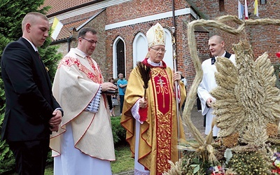 W czasie Mszy św. bp Wysocki poświęcił wykonane przez rolników wieńce. Po Eucharystii ulicami przeszedł dożynkowy korowód. Następnie odbył się festyn.