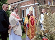 W czasie Mszy św. bp Wysocki poświęcił wykonane przez rolników wieńce. Po Eucharystii ulicami przeszedł dożynkowy korowód. Następnie odbył się festyn.