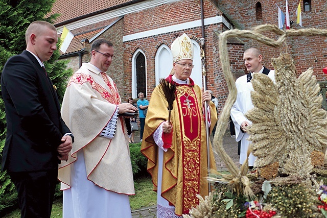 W czasie Mszy św. bp Wysocki poświęcił wykonane przez rolników wieńce. Po Eucharystii ulicami przeszedł dożynkowy korowód. Następnie odbył się festyn.