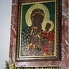 ▲	Obraz Matki Bożej wykonany przez T. Kliczkę przykuwa uwagę każdego odwiedzającego świątynię.