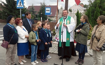 ▲	Parafianie bardzo ciepło przyjęli kapłana.